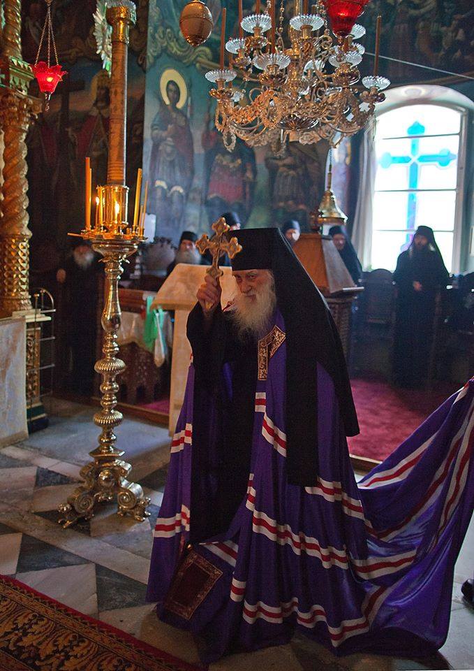 სულ თავდახრილი დადის, ისეთი ღუღუნა ხმა აქვს, როგორც მტრედებს KARIBCHE